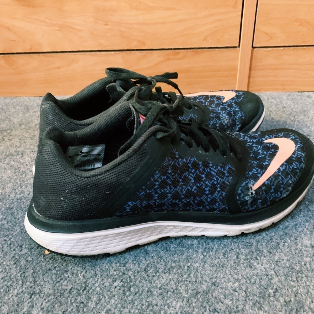 Nike Running Shoes - Picture 2 of 3
